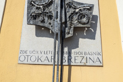 Pamětní deska na škole, kde učil Otokar Březina
