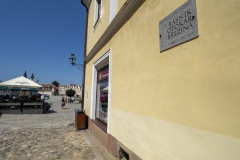 Pamětní deska na domě, kde žil Otokar Březina během studia v Telči